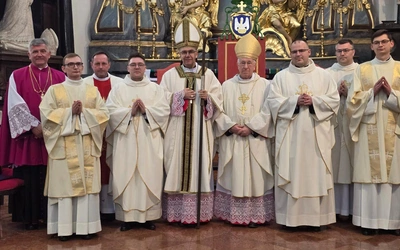 Grono prezbiterów diecezji powiększyło się o dwóch kapłanów, którzy w gotowości czekają na zadania i ludzi, z którymi mają budować Kościół łowicki.