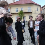 Nowi kapłani AD 2025 z najbliższymi i przyjaciółmi przed katedrą w Bielsku-Białej