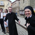 Nowi kapłani AD 2025 z najbliższymi i przyjaciółmi przed katedrą w Bielsku-Białej