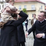 Nowi kapłani AD 2025 z najbliższymi i przyjaciółmi przed katedrą w Bielsku-Białej