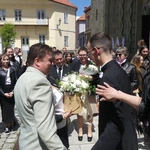 Nowi kapłani AD 2025 z najbliższymi i przyjaciółmi przed katedrą w Bielsku-Białej