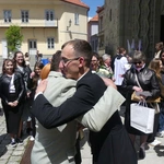 Nowi kapłani AD 2025 z najbliższymi i przyjaciółmi przed katedrą w Bielsku-Białej