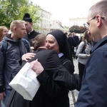 Nowi kapłani AD 2025 z najbliższymi i przyjaciółmi przed katedrą w Bielsku-Białej