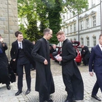 Nowi kapłani AD 2025 z najbliższymi i przyjaciółmi przed katedrą w Bielsku-Białej