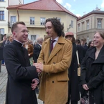 Nowi kapłani AD 2025 z najbliższymi i przyjaciółmi przed katedrą w Bielsku-Białej