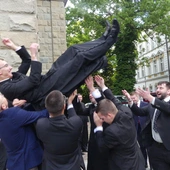 Nowi kapłani AD 2025 z najbliższymi i przyjaciółmi przed katedrą w Bielsku-Białej