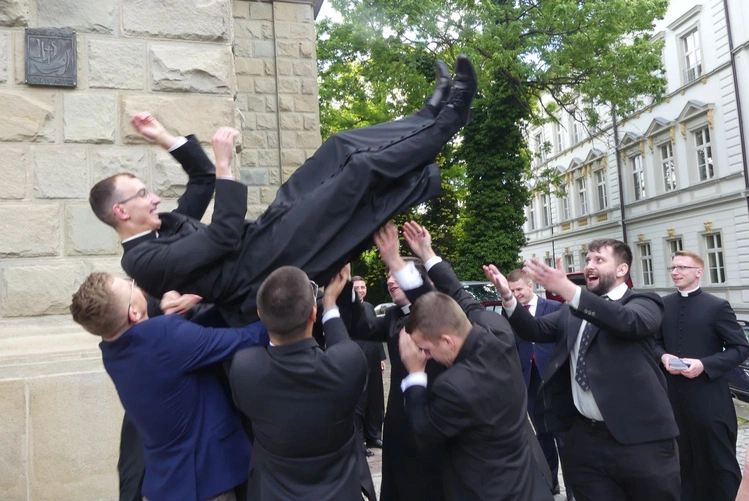 Nowi kapłani AD 2025 z najbliższymi i przyjaciółmi przed katedrą w Bielsku-Białej