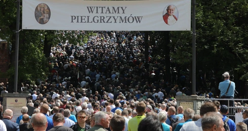 Piekary mężczyzn 2025. Pątnicy mówią, co ich przyciąga do Matki Bożej Piekarskiej