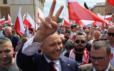 Przez Warszawę przeszły marsze Nawrockiego i Trzaskowskiego