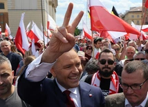 Przez Warszawę przeszły marsze Nawrockiego i Trzaskowskiego