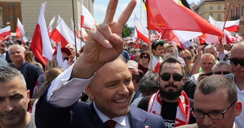 Przez Warszawę przeszły marsze Nawrockiego i Trzaskowskiego