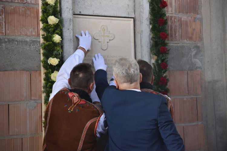 Wmurowanie kamienia węgielnego w Ochotnicy Dolnej