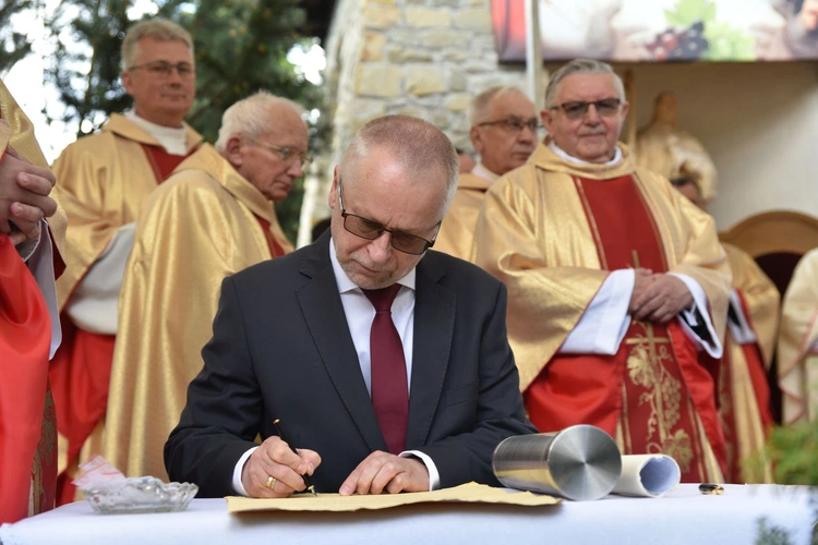 Wmurowanie kamienia węgielnego w Ochotnicy Dolnej