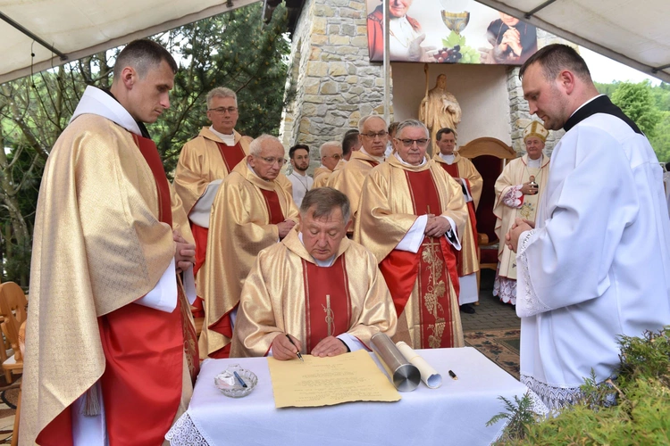 Wmurowanie kamienia węgielnego w Ochotnicy Dolnej