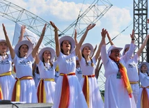 Tysiące serc, jedna wiara - Lednica 2000 łączy pokolenia