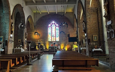 W większości historyczne wyposażenie świątyni  nie przetrwało wojennych zniszczeń. 