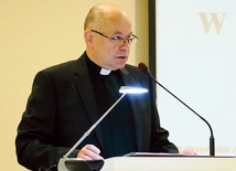 Ks. prof. Wojciech Zawadzki  jest dyrektorem archiwum  diecezji elbląskiej.