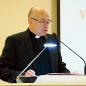 Ks. prof. Wojciech Zawadzki  jest dyrektorem archiwum  diecezji elbląskiej.