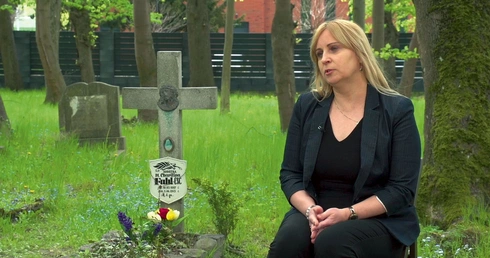 Anna Dymek przy grobie s. Charitiny na gdańskim cmentarzu.