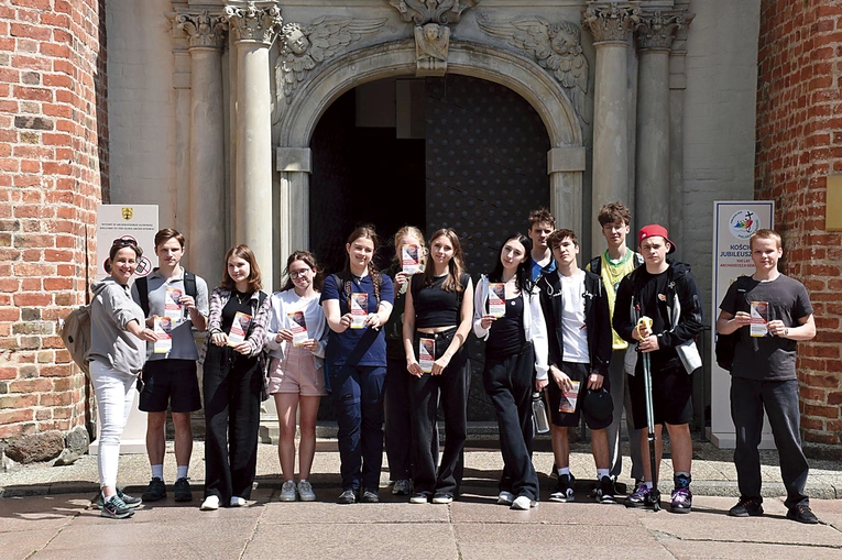 Po wbiciu pieczątki  do przewodnika pielgrzyma ruszyli w stronę Żukowa.