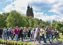 Na rozpoczęcie wydarzenia pielgrzymi zatańczyli poloneza, a następnie wzięli udział w quizie i integracyjnych zabawach.