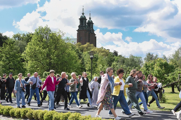 Na rozpoczęcie wydarzenia pielgrzymi zatańczyli poloneza, a następnie wzięli udział w quizie i integracyjnych zabawach.