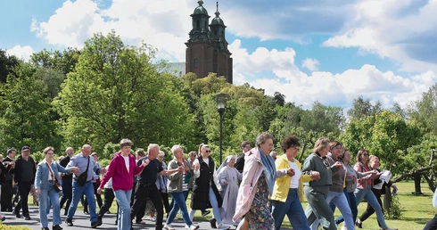 Na rozpoczęcie wydarzenia pielgrzymi zatańczyli poloneza, a następnie wzięli udział w quizie i integracyjnych zabawach.