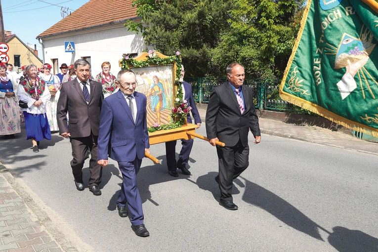 Do kościoła przyniesiony został w procesji obraz św. Izydora Oracza, którego wspomnienie obchodzone jest  15 maja. 