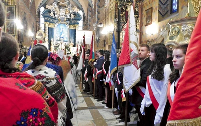 Żywczanie podczas rocznicowej liturgii w konkatedrze Narodzenia NMP. 
