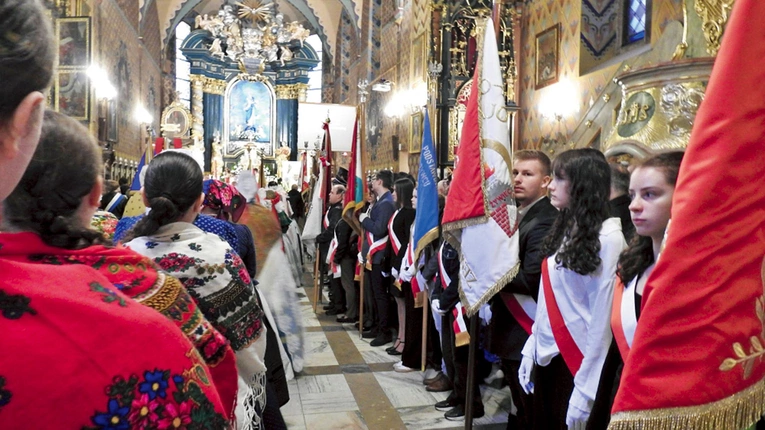 Żywczanie podczas rocznicowej liturgii w konkatedrze Narodzenia NMP. 