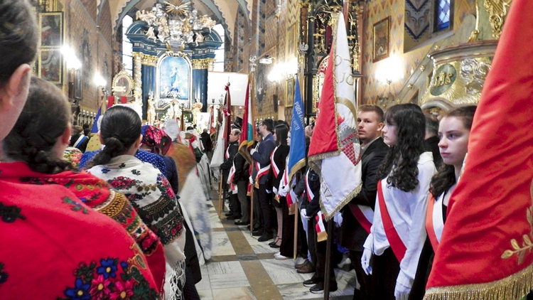 Żywczanie podczas rocznicowej liturgii w konkatedrze Narodzenia NMP. 