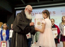 Laureaci odbierali nagrody z rąk o. Innocentego Kiełbasiewicza OFM.