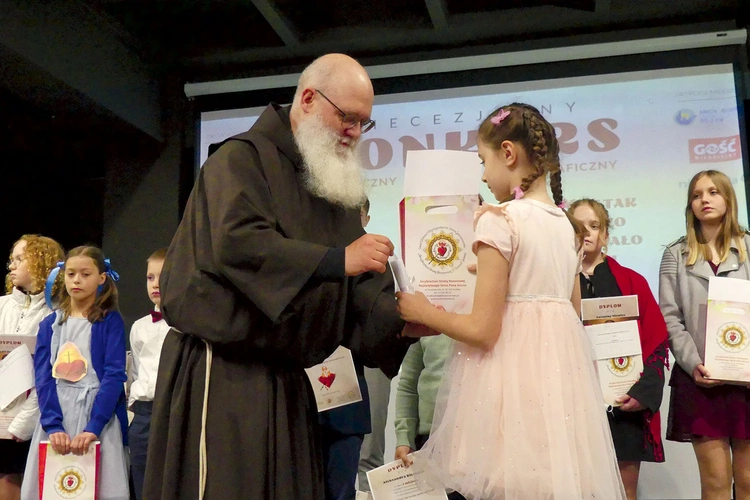 Laureaci odbierali nagrody z rąk o. Innocentego Kiełbasiewicza OFM.