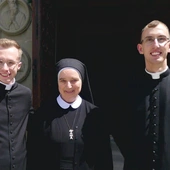 Od lewej: ks. Bartosz Mikrut, s. Renata Tondytko i ks. Jacek Orawczak.