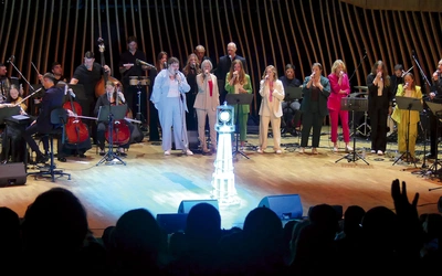 Wyczekiwany Gość specjalny, czyli Jezus w Najświętszym Sakramencie na scenie Cavatiny Hall. 