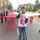 Wielobarwny i rozśpiewany pochód na ulicach miasta.