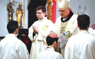 Moment nałożenia rąk przez biskupa. 