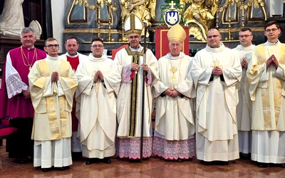 Ks. Kacper (z lewej strony  bp. Osiala) i ks. Patryk w czerwcu otrzymają dekrety na nowe parafie.