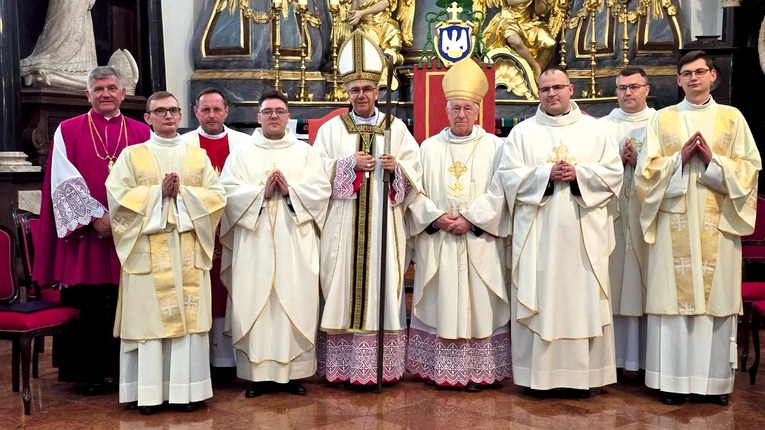 Ks. Kacper (z lewej strony  bp. Osiala) i ks. Patryk w czerwcu otrzymają dekrety na nowe parafie.