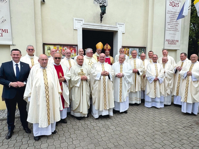 W parafii św. Stanisława w Skierniewicach okrągłą rocznicę święceń przeżywali kapłani z trzech diecezji.
