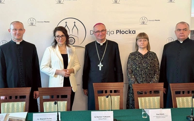  O zbliżających się wydarzeniach mówili  na konferencji prasowej  (od lewej):  ks. dr Wojciech Kućko, Ilona Krawczyk-Krajczyńska – rzecznik prasowa kurii diecezjalnej  i nasza redakcyjna koleżanka, bp Szymon Stułkowski,  Ewa Dobek – p.o. Miejskiego Konserwatora Zabytków  w Płocku,  i ks. proboszcz Grzegorz Ślesicki.