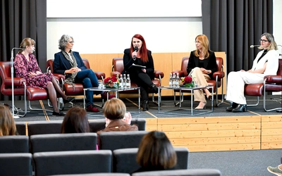 Uczestniczki panelu dyskusyjnego.  Od lewej: Andżelika, Hanna Dufner, Sandra Narewska z ośrodka adopcyjnego, Gabriela – mama adopcyjna, i Beata – mama zastępcza.