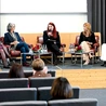 Uczestniczki panelu dyskusyjnego.  Od lewej: Andżelika, Hanna Dufner, Sandra Narewska z ośrodka adopcyjnego, Gabriela – mama adopcyjna, i Beata – mama zastępcza.