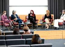 Uczestniczki panelu dyskusyjnego.  Od lewej: Andżelika, Hanna Dufner, Sandra Narewska z ośrodka adopcyjnego, Gabriela – mama adopcyjna, i Beata – mama zastępcza.
