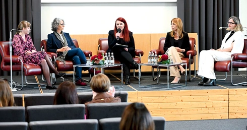 Uczestniczki panelu dyskusyjnego.  Od lewej: Andżelika, Hanna Dufner, Sandra Narewska z ośrodka adopcyjnego, Gabriela – mama adopcyjna, i Beata – mama zastępcza.