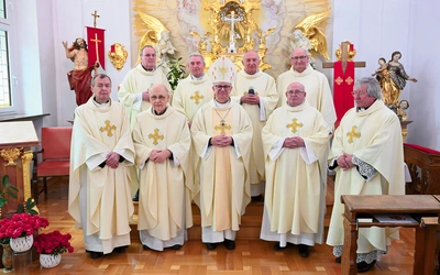 W poniedziałek 19 maja w kaplicy kurialnej ośmiu księży z rocznika 1975 sprawowało jubileuszową Mszę św. wspólnie z biskupem opolskim. 