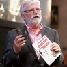 Ryszard Druch prezentuje polski modlitewnik Bronisławy Graczyk  oraz książkę o poszukiwaniach, jakie podjął jej wnuk.