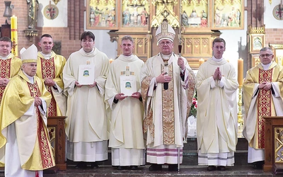  W konkatedrze św. Jakuba w Olsztynie trzech diakonów przyjęło z rąk abp. Józefa Górzyńskiego święcenia kapłańskie.