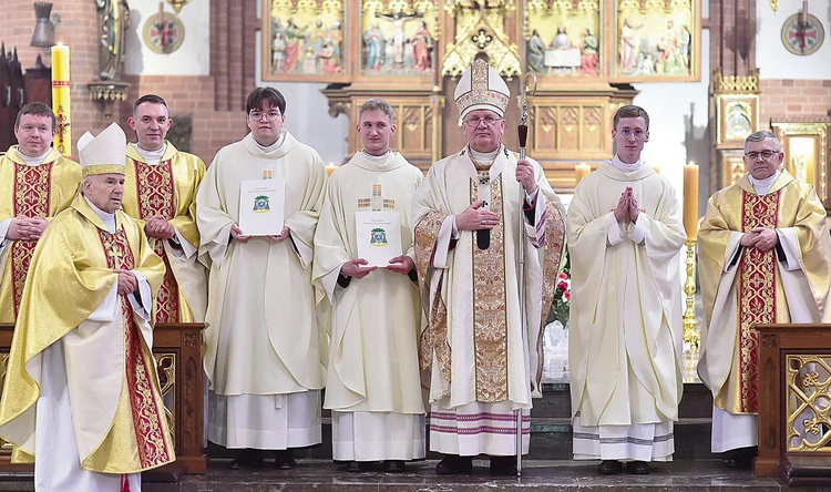 W konkatedrze św. Jakuba w Olsztynie trzech diakonów przyjęło z rąk abp. Józefa Górzyńskiego święcenia kapłańskie.