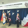 W trakcie uroczystości odsłonięto pamiątkową tablicę i wprowadzono sztandar, do którego gwoździe symbolicznie wbili zaproszeni goście.